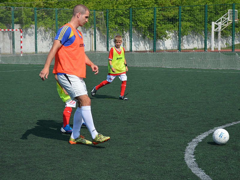 Наркополицейские сыграли с детской футбольной командой