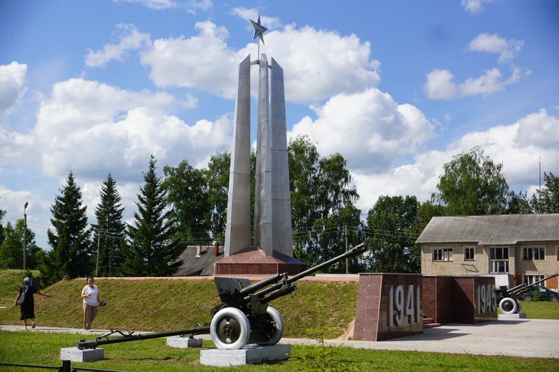 Холм жирковский смоленская. Холм-Жирковский Смоленской. Парк памяти в холм-Жирковском.