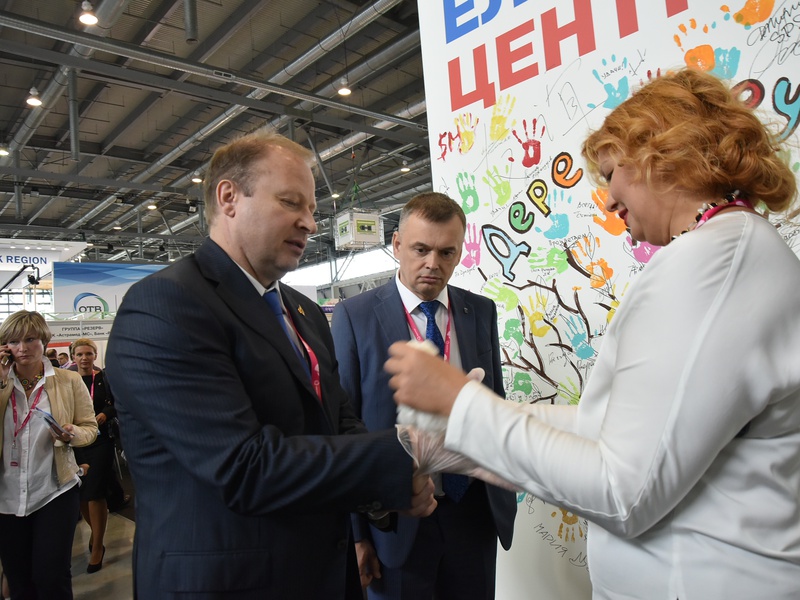 Свердловские единороссы на первом дне "ИННОПРОМА-2015", 8.07