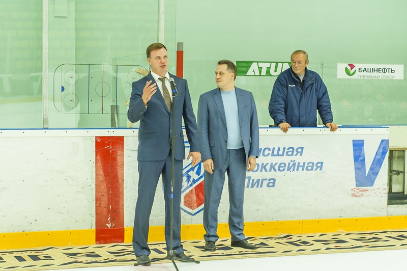 Николай Самойленко поздравил победителей хоккейного турнира, посвященного Дню машиностроителя