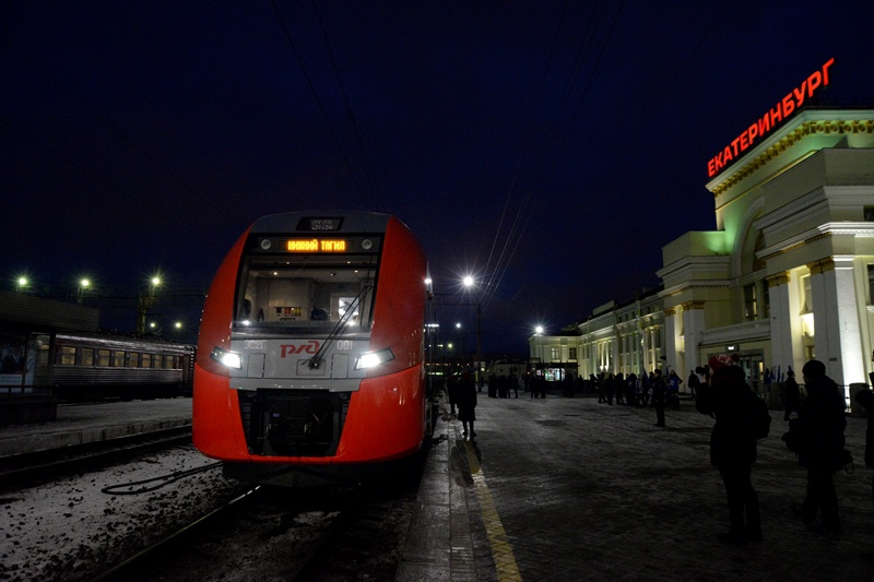 Ласточка екатеринбург н тагил. Электропоезд Ласточка Екатеринбург. Электричка Нижний Тагил Екатеринбург. Ласточка Нижний Тагил. Электропоезд Екатеринбург Нижний Тагил.