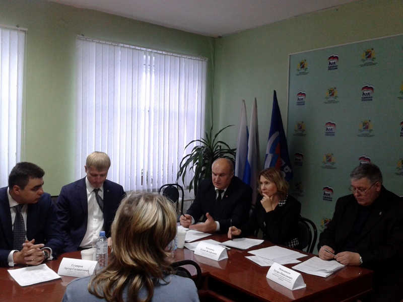 Елена Чечунова в рамках Единого дня приема граждан встретилась с жителями Новоуткинска (30.11.2015)