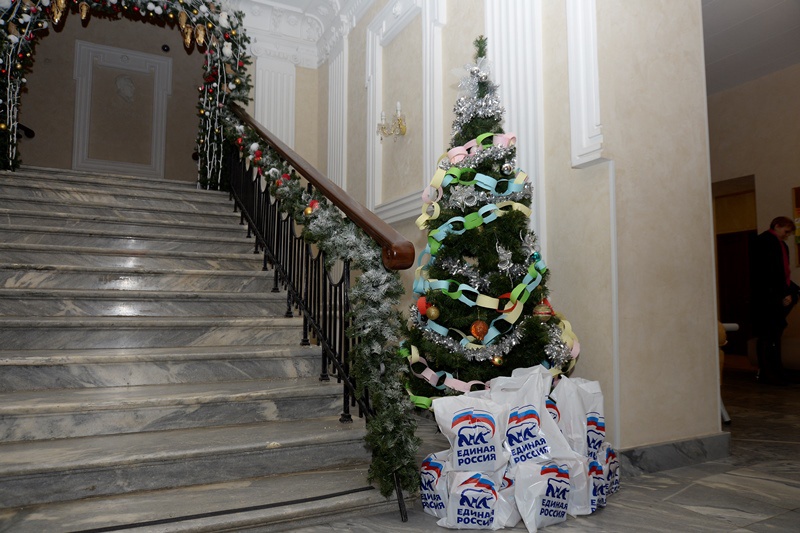 Свердловские единороссы приняли участие в акции "Гирлянда добра" (25.12.2015)