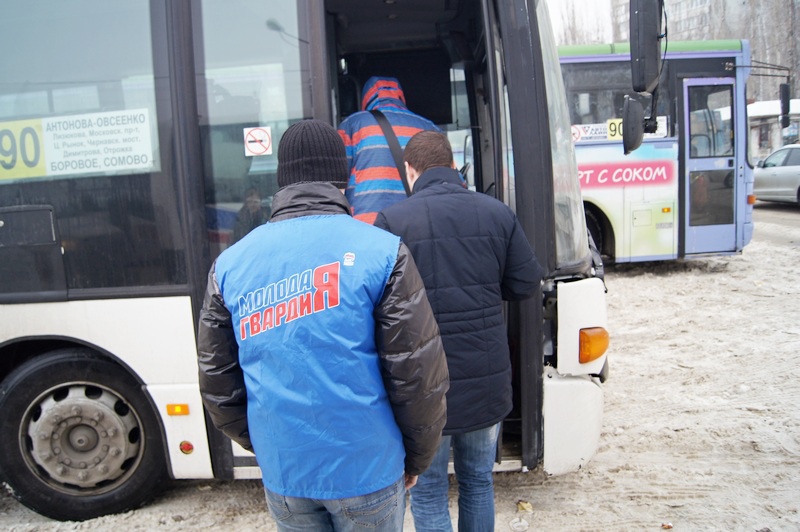 Транспорт воронеж новости. Резиновый автобус. Автобус не резиновый. Воронежские ТС. Резиновая маршрутка картинки.