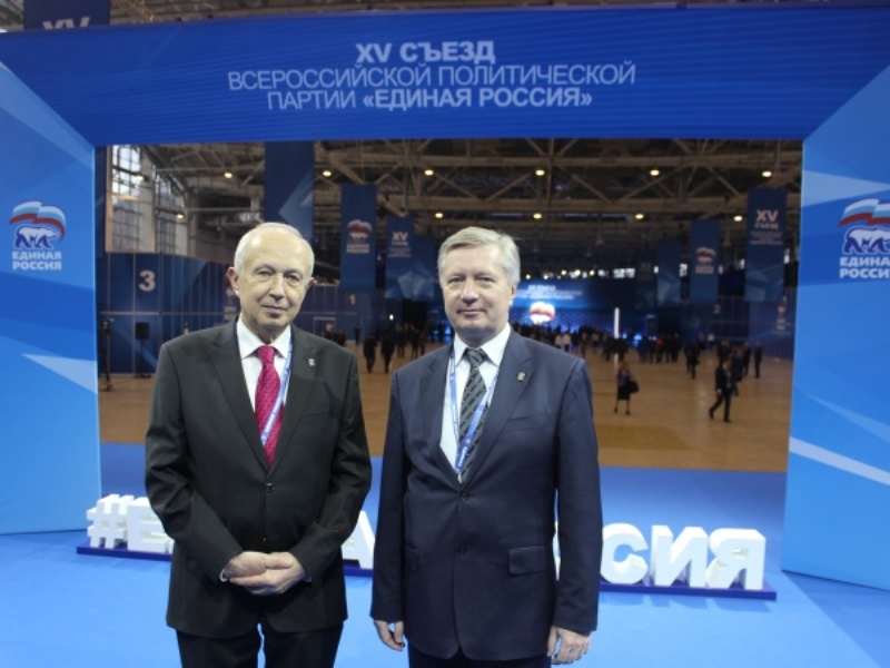Виктор Бабурин и Олег Комиссар наXV съезде Партии