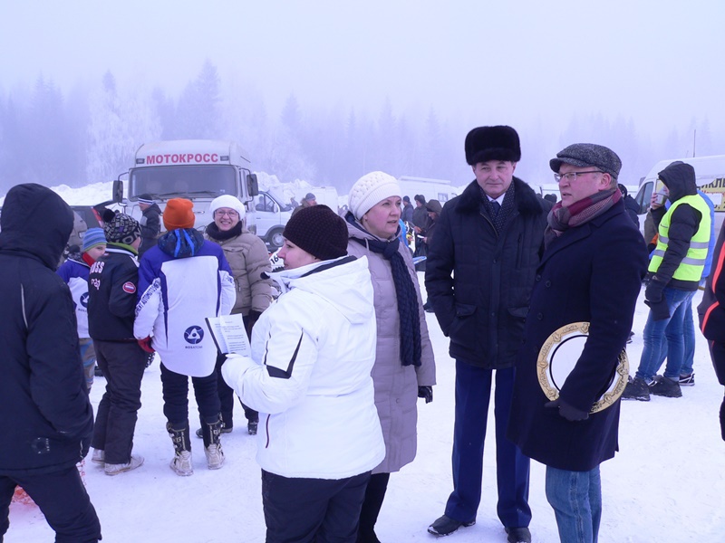 В Качканаре в честь 23 февраля при поддержке партийцев прошел открытый городской мотокросс (21.02.2016)
