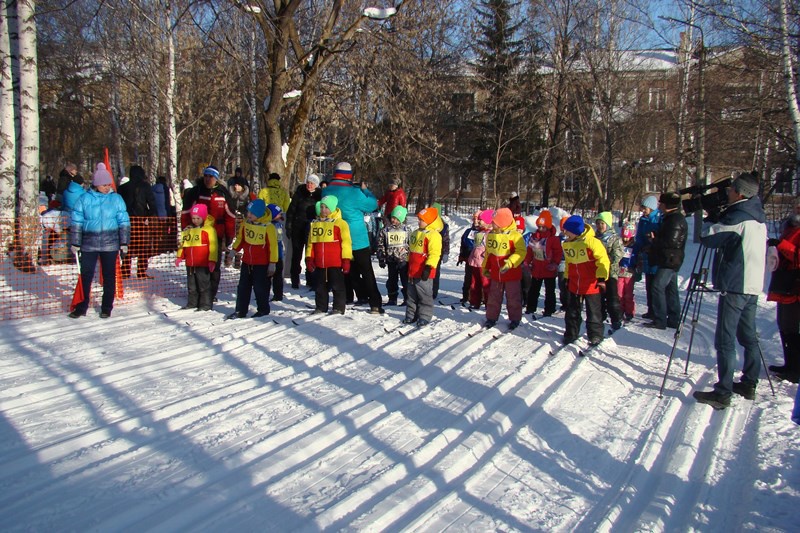 Ревдинские партийцы провели для воспитанников детсадов лыжные гонки (23.02.2016)