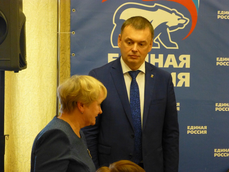 Единороссы в честь 8 марта вручили ветеранам билеты на концерт скрипача Дмитрия Когана (4.03.2016)