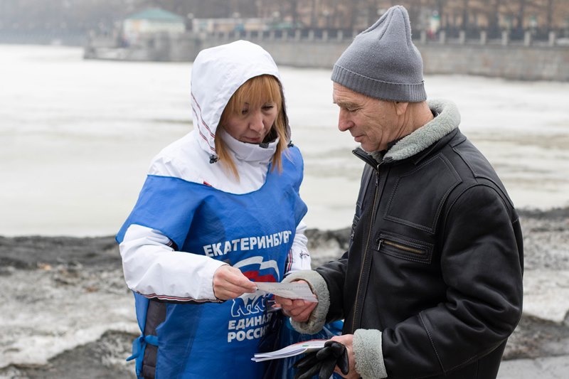 Единороссы провели пикеты в честь 16-летия со дня первого избрания Владимира Путина президентом РФ (26-27.03.2016)