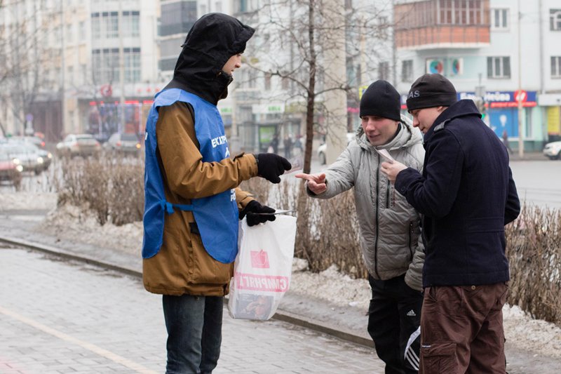 Единороссы провели пикеты в честь 16-летия со дня первого избрания Владимира Путина президентом РФ (26-27.03.2016)