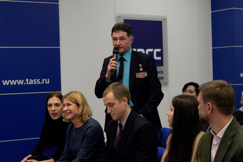 Виктор Шептий и его группа поддержки на дебатах участников ПГ в пресс-центре ТАСС (23.04.2016)
