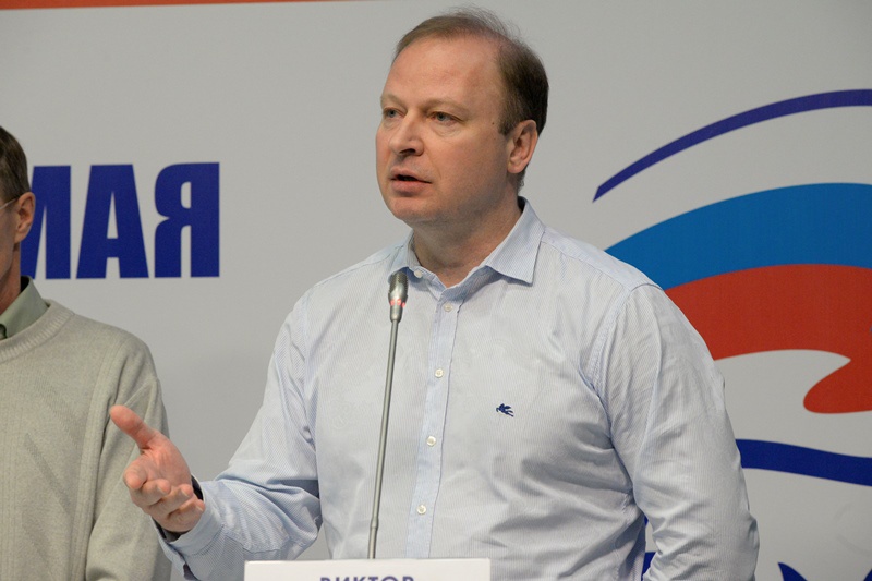 Виктор Шептий и его группа поддержки на дебатах участников ПГ в пресс-центре ТАСС (23.04.2016)