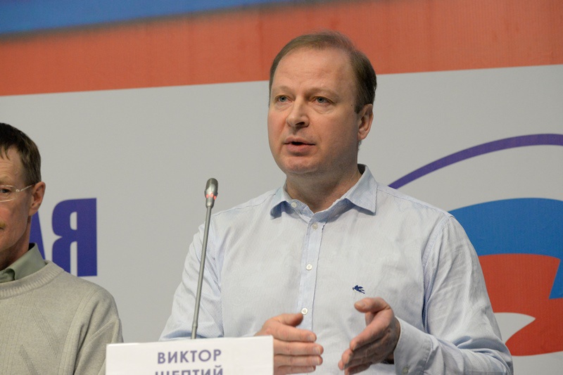Виктор Шептий и его группа поддержки на дебатах участников ПГ в пресс-центре ТАСС (23.04.2016)