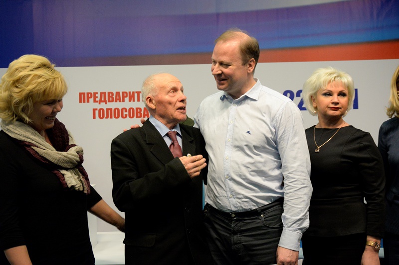 Виктор Шептий и его группа поддержки на дебатах участников ПГ в пресс-центре ТАСС (23.04.2016)