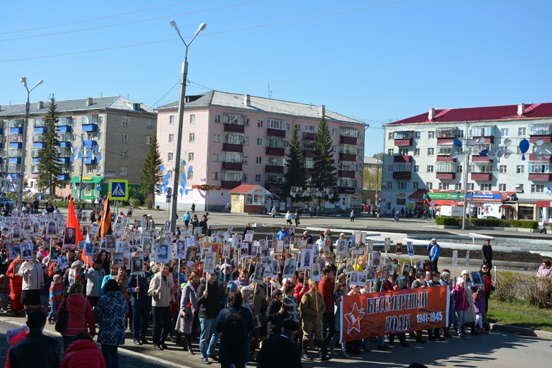 Погода в учалах на 10. Учалы парад Победы. Площадь Учалы 2000. Учалы 2000 года. Учалы люди.