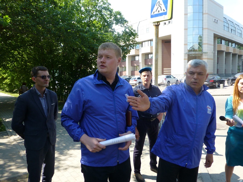 Свердловские единороссы проверили пришкольные территории (20.06.2016)