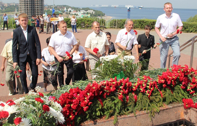 Возложение цветов в Парке Победы г.Чебоксары в День памяти и скорби 22.06.2016