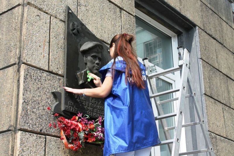 В Норильске единороссы и молодогвардейцы очищают памятники и мемориальные доски