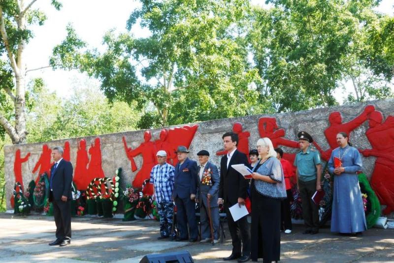 Новоселовские партийцы зажгли свечи памяти 