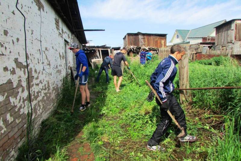 Сторонники партии «Единая Россия» поддерживают работу трудового отряда в Новоселовском районе