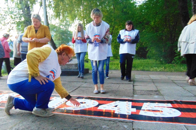 Единороссы Иланского района зажгли свечи памяти