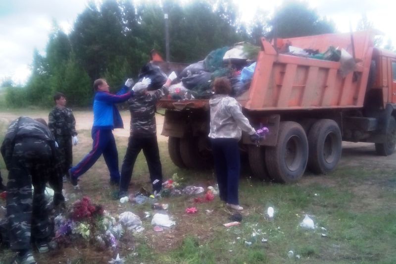 Богучанские партийцы провели уборку территории кладбища