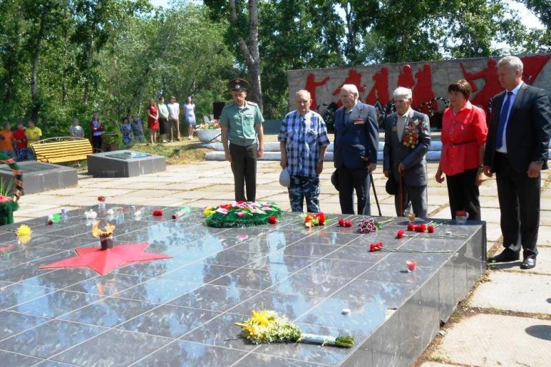 Единороссы Новоселовского района зажгли свечи памяти