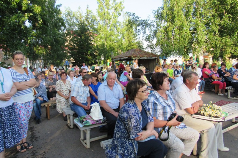 Партийцы приняли участие в праздновании Дня семьи, любви и верности в Бородино