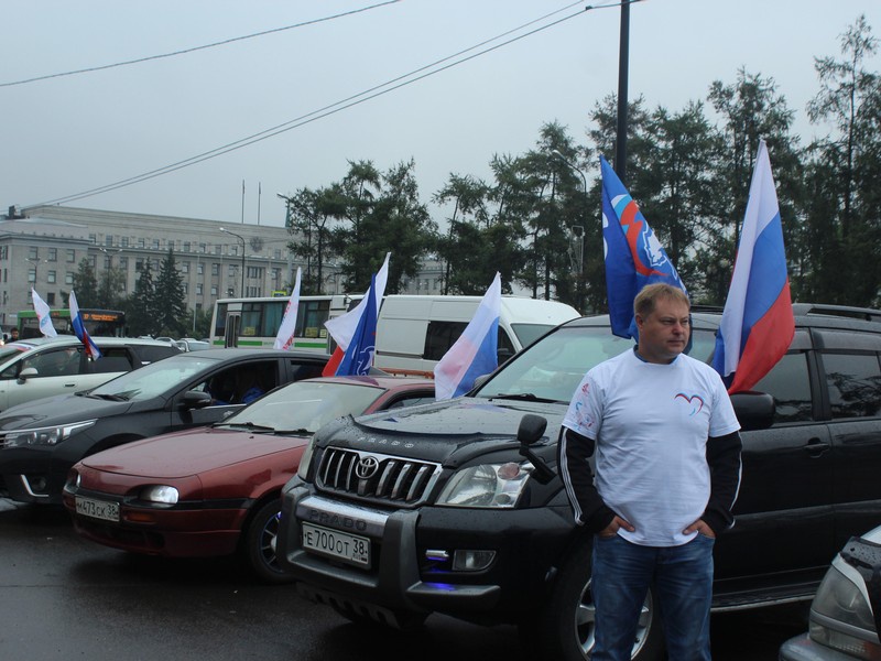 В честь Дня флага партийцы в Иркутской области организовали автопробег