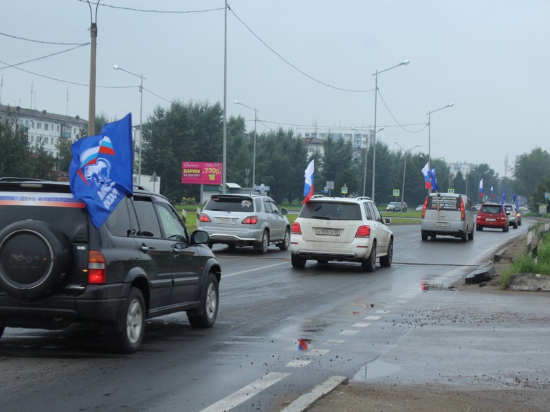 В честь Дня флага партийцы в Иркутской области организовали автопробег