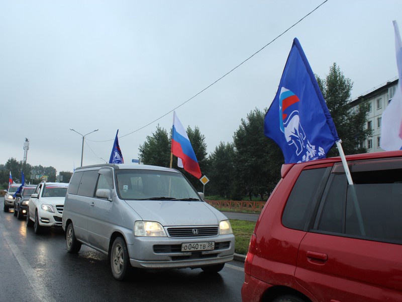 В честь Дня флага партийцы в Иркутской области организовали автопробег