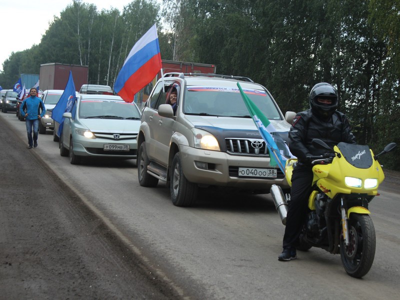 В честь Дня флага партийцы в Иркутской области организовали автопробег
