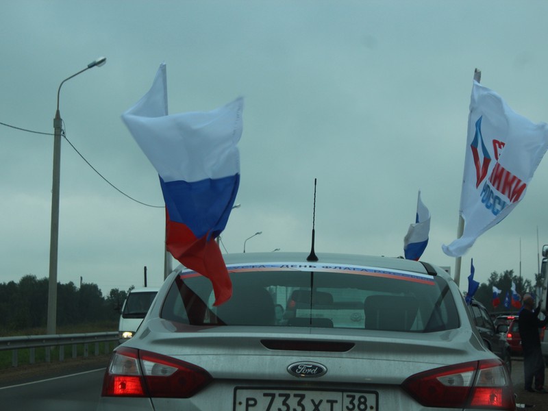 В честь Дня флага партийцы в Иркутской области организовали автопробег