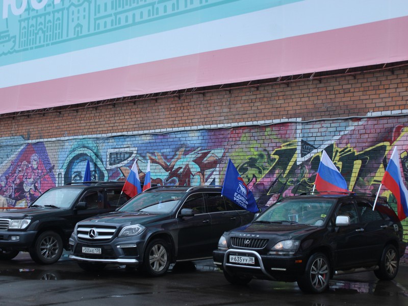 В честь Дня флага партийцы в Иркутской области организовали автопробег