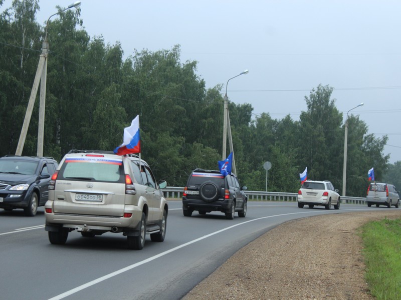 В честь Дня флага партийцы в Иркутской области организовали автопробег