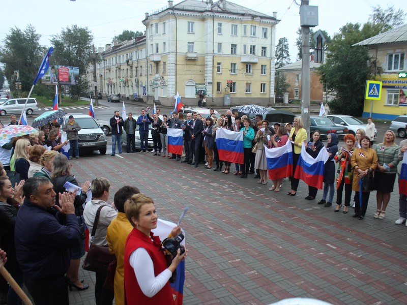 В честь Дня флага партийцы в Иркутской области организовали автопробег