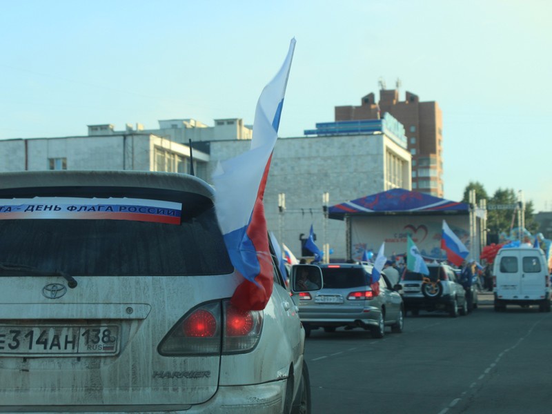 В честь Дня флага партийцы в Иркутской области организовали автопробег