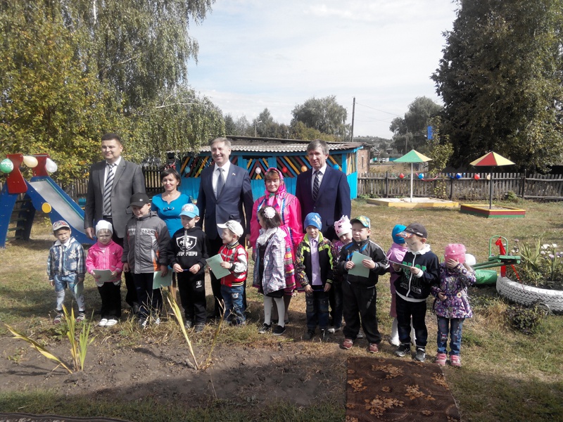 Рафаэль Марданшин принял участие в открытии детской площадки в Калтасинском районе