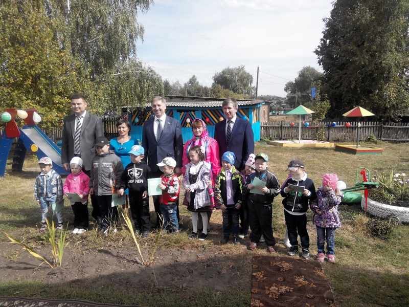 Рафаэль Марданшин принял участие в открытии детской площадки в Калтасинском районе