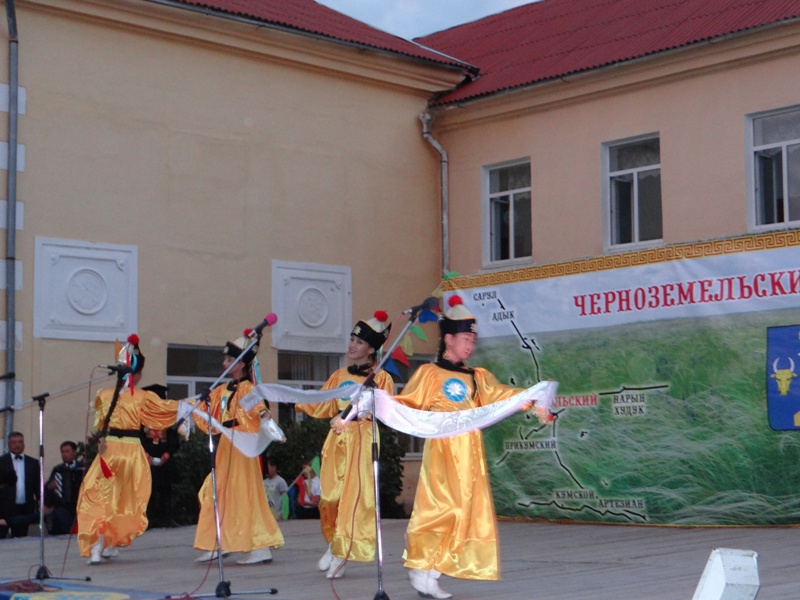 Погода республика калмыкия черноземельский. Поселок Комсомольский Калмыкия. Черноземельский район. Черноземельский район Республики Калмыкия. Центр Черноземельского района.