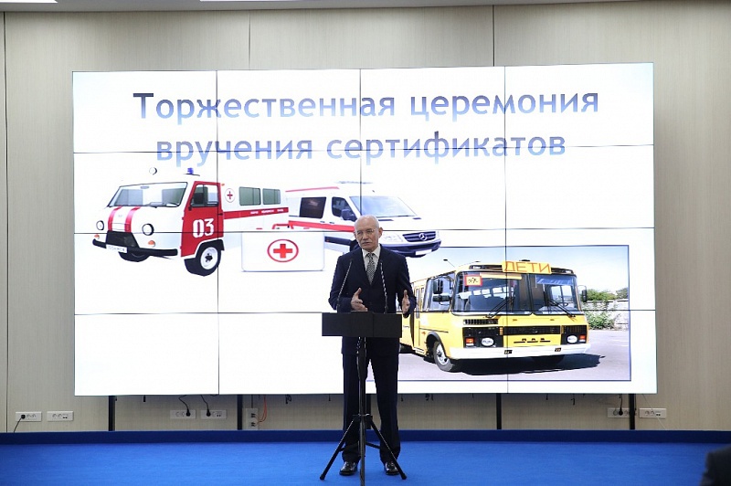 Рустэм Хамитов вручил сертификаты на получение автомобилей скорой помощи и школьных автобусов