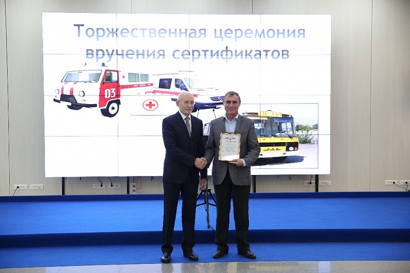 Рустэм Хамитов вручил сертификаты на получение автомобилей скорой помощи и школьных автобусов