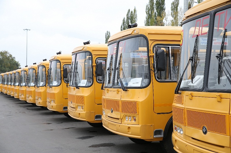 Рустэм Хамитов вручил сертификаты на получение автомобилей скорой помощи и школьных автобусов