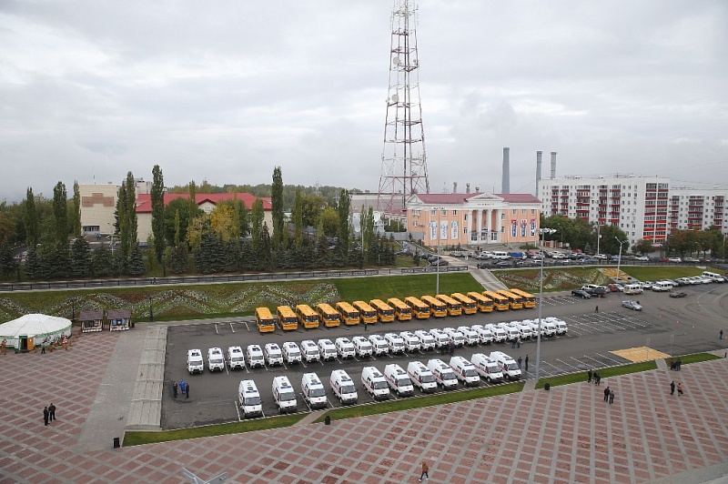 Рустэм Хамитов вручил сертификаты на получение автомобилей скорой помощи и школьных автобусов