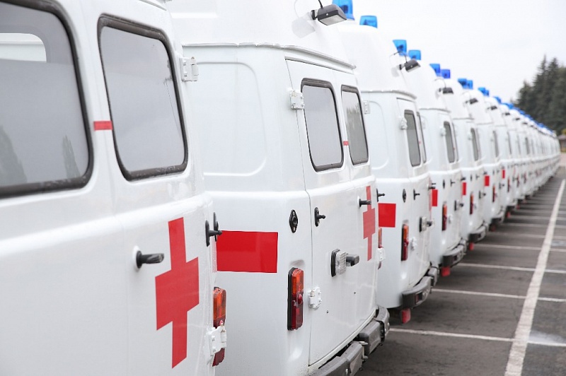 Рустэм Хамитов вручил сертификаты на получение автомобилей скорой помощи и школьных автобусов