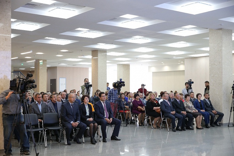 Рустэм Хамитов вручил сертификаты на получение автомобилей скорой помощи и школьных автобусов