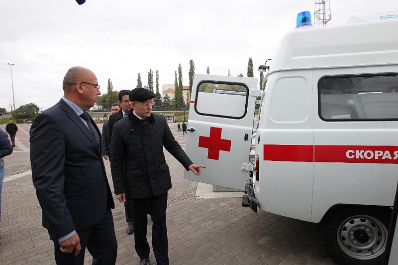 Рустэм Хамитов вручил сертификаты на получение автомобилей скорой помощи и школьных автобусов
