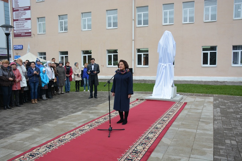 Юмабика Ильясова приняла участие в торжественном открытии памятника народной писательнице Башкортостана Зайнаб Биишевой