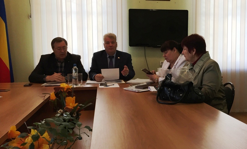 фото с собрания жителей. алексей лукьянов. парк города новошахтинска. александр сергеевич косачев депутат ростовской области. администрация новошахтинска официальный сайт.