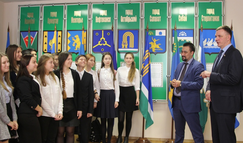 Уфимские школьники посетили пленарное заседание Государственного Собрания